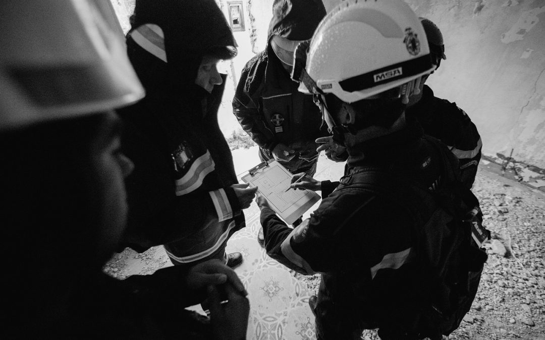 Penyemprotan Disinfektan di Kebun Warga